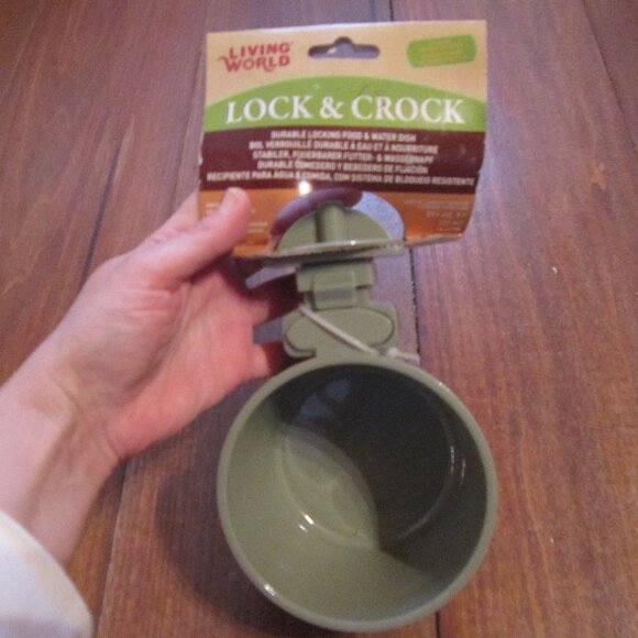 Living World Lock & Crock Dish 20 oz Durable Rabbit Parrot Bird Food Water Bowls - Picture 1 of 5